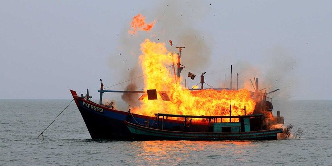 Menteri Susi Diminta Berhenti Ledakkan Kapal Nelayan Asing Pencuri Ikan